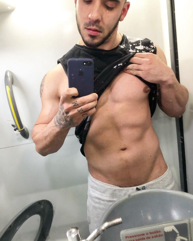 Alex Stella depilado