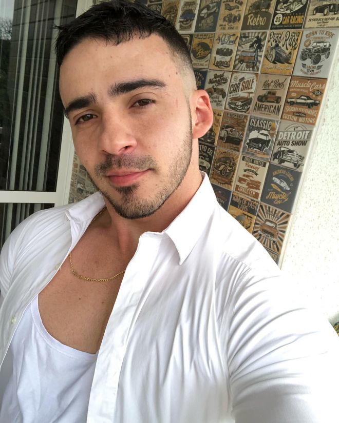 Alex Stella de cueca para o delírio dos fãs