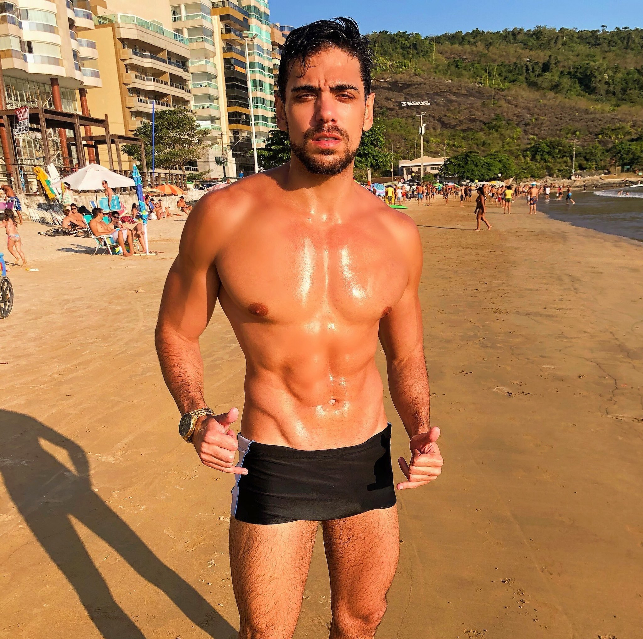 Edoo de sunga com a marca do pau 