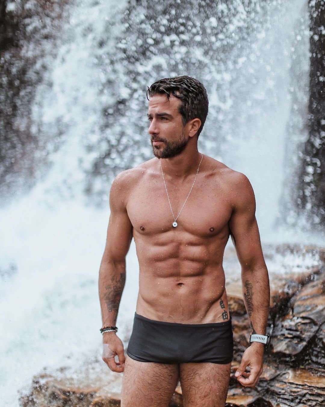 Erasmo Viana na cachoeira só de sunga