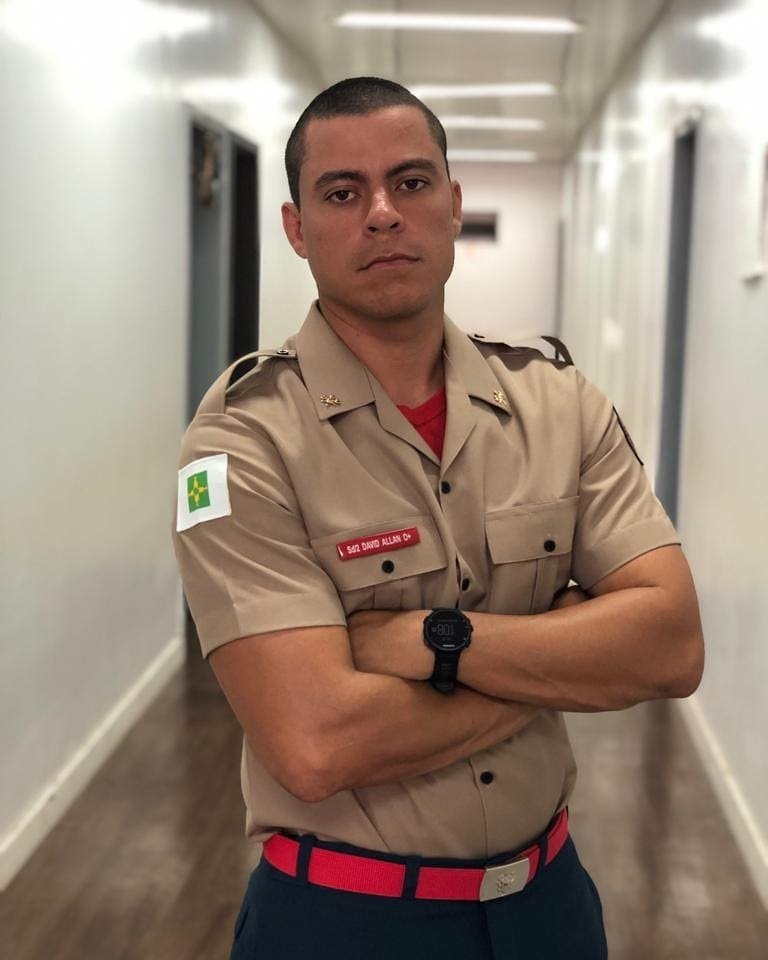 O bombeiro que já vem com a MANGUEIRA para apagar seu fogo