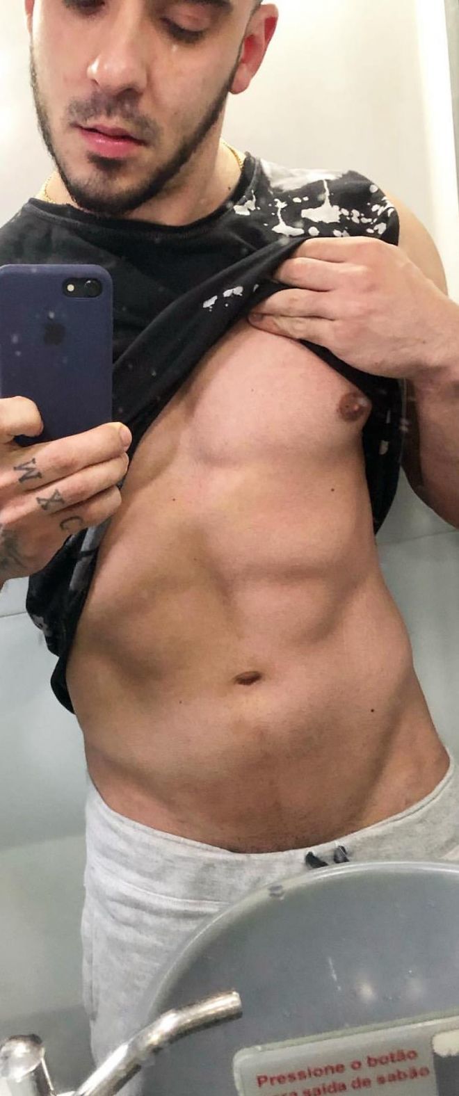 Alex Stella depilado