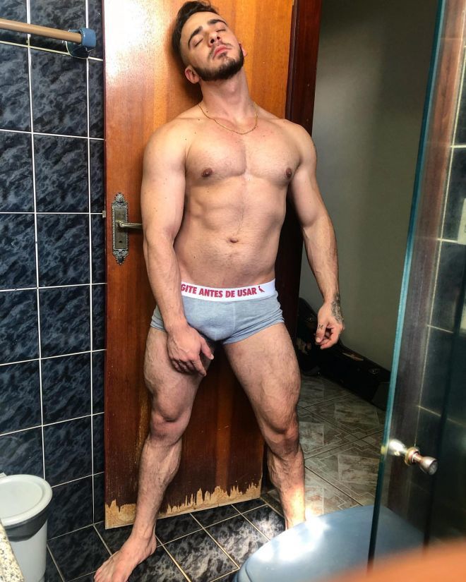 Alex Stella de cueca para o delírio dos fãs