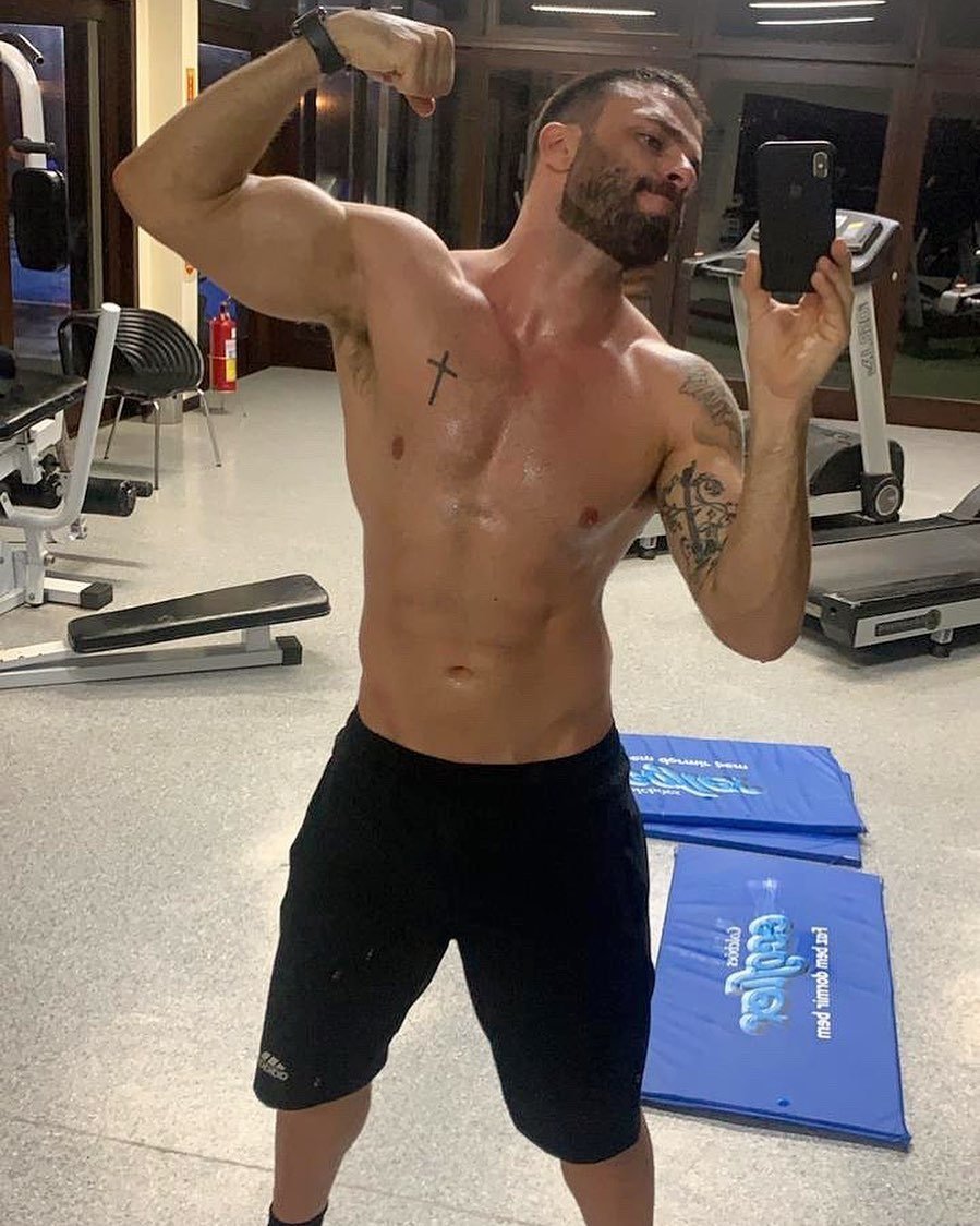 Rodrigo Marim de sunga mostrou o volume