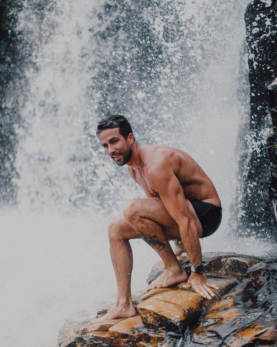 Erasmo Viana na cachoeira só de sunga