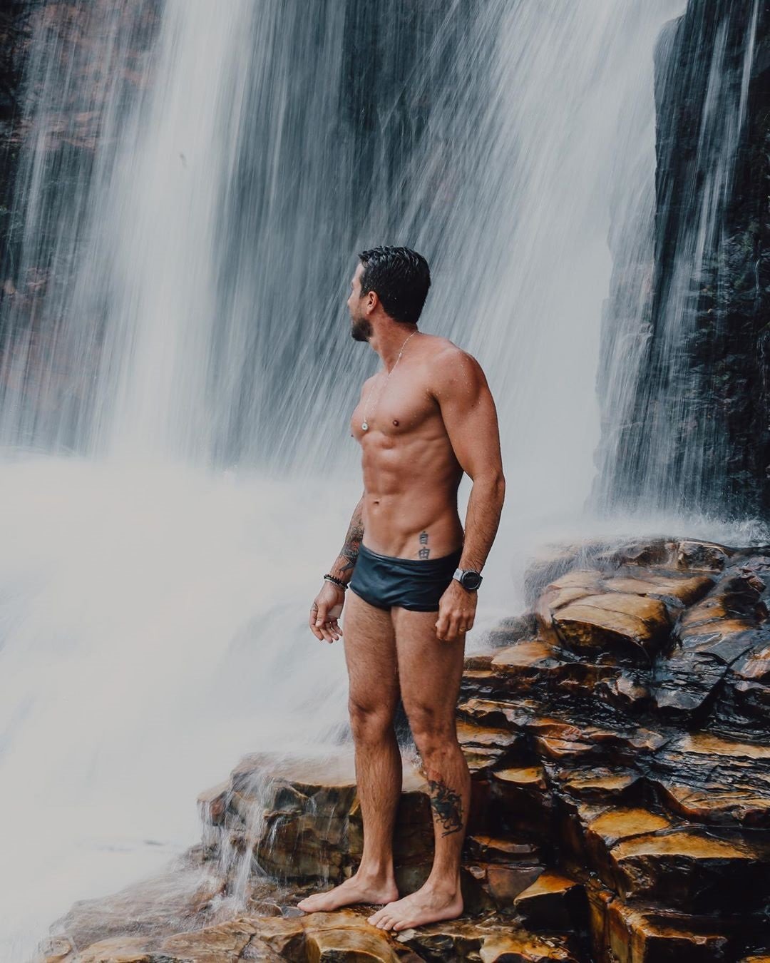 Erasmo Viana na cachoeira só de sunga