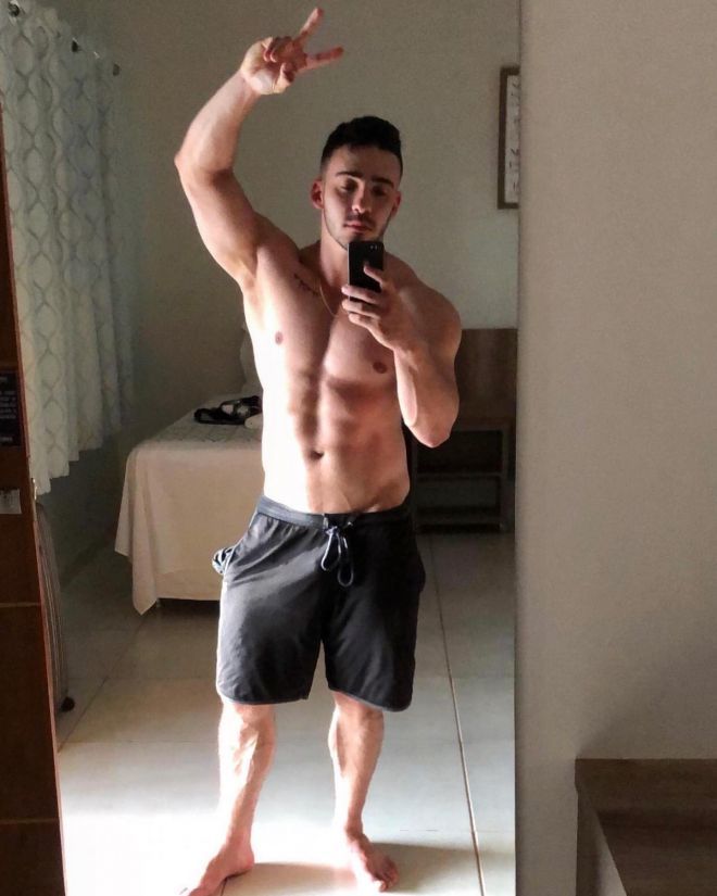 Alex Stella de cueca para o delírio dos fãs