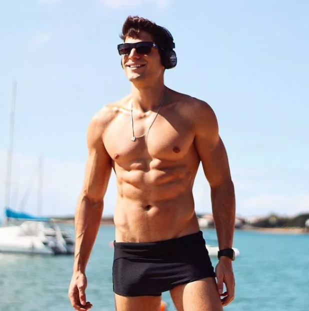 ANDRÉ MARTINELLI de sunga deixou o volume em destaque