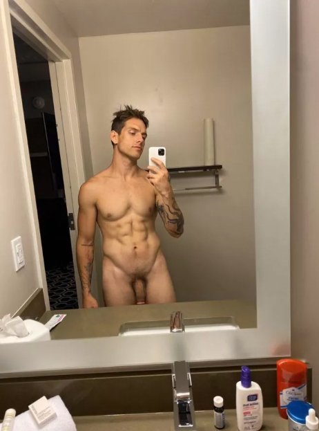 Vídeo Ex Namorado do irmão de Ariana Grande tem muitos NUDES